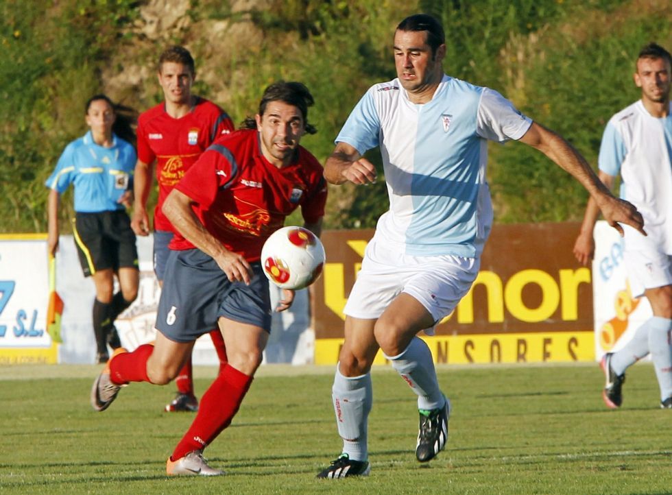 Jorge Rodr�guez, a la derecha, en un partido entre el Negreira y el Compostela. 