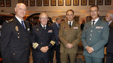 El jefe de Policía, con el almirante del Arsenal de Ferrol, el general de Mando de Apoyo a la Maniobra y el general jefe de la Guardia Civil.