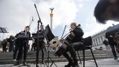Miembros de la orquesta sinfnica Kyiv-Classic actan en la Plaza de la Independencia 