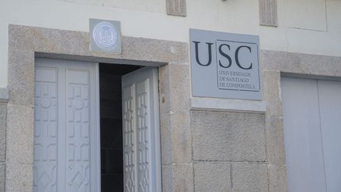 Se ha colocado una nueva placa, quitando la referencia al campus de Lugo