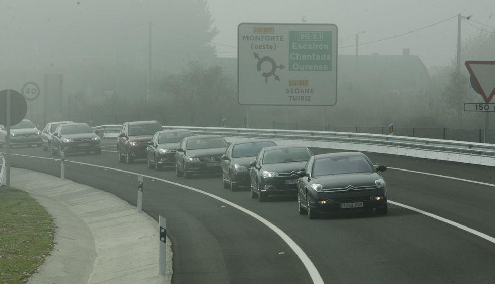 La comitiva de coches oficiales, ayer durante la inauguraci�n del tramo Monforte-B�veda. 
