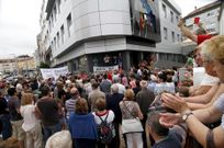 Cerca de 700 vecinos recorrieron de nuevo el centro de Mi�o hasta el Concello