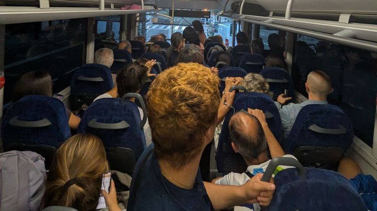 El autobús de Vigo a O Val Miñor, como una lata de sardinas