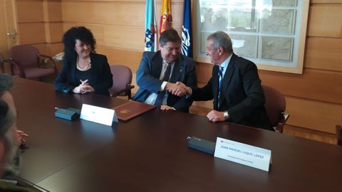 El rector de la UDC, Julio Abalde, y el presidente de Olidís, Juan Manuel Luque, en la firma del acuerdo