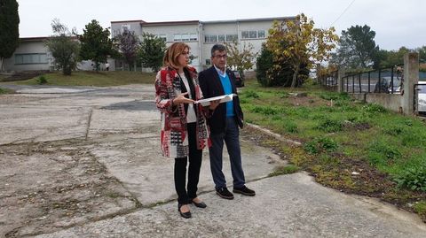 Raquel Arias, en una fotografía de archivo con el alcalde de Sober, Luis Fernández Guitián
