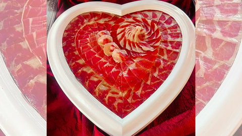 La manera de presentar un plato de jam�n es importante porque influye directamente en la experiencia gastron�mica