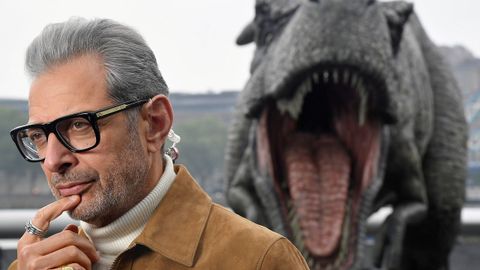El actor Jeff Goldblum concede una entrevista junto a la recreacin de un dinosaurio durante la promocin de la nueva entrega de Parque Jursico