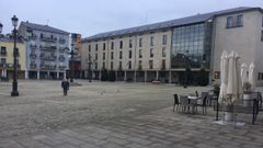 Plaza del Ayuntamiento de Ponferrada y exterior del instituto Gil y Carrasco esta maana