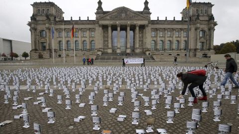 Activistas del grupo Digitalcourage protestan ante el Bundestag en Berln (Alemania), contra el control del servicio de inteligencia alemn