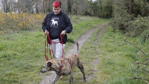 Nerea Durn, educadora canina, paseando con su perro en Lugo