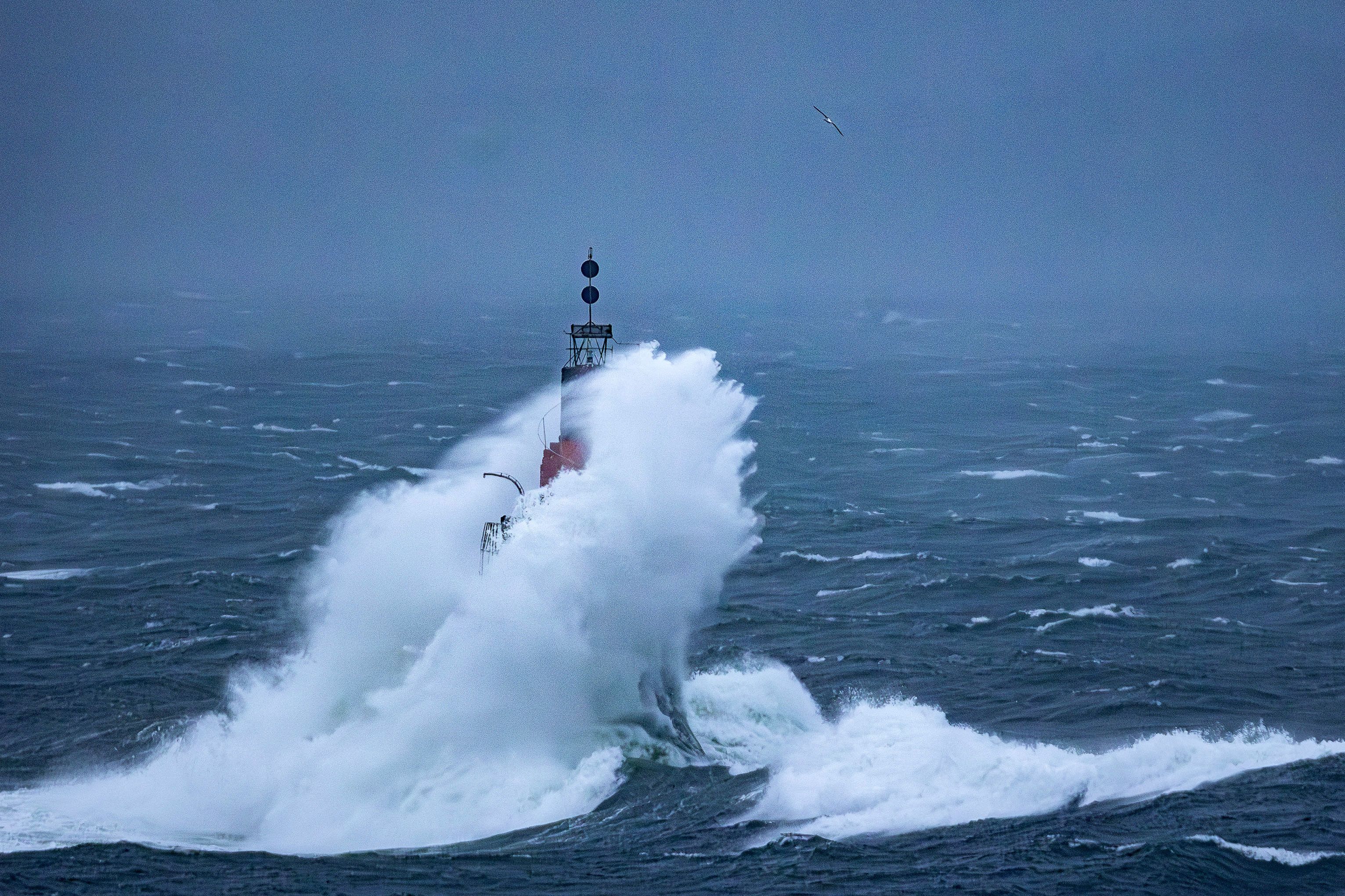 InlineFotosMaio.Unha ola bate contra o faro de Carrumeiro, na ría de Corcubión durante o paso da borrasca Herminia. 26/01/2025