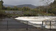 El Río Landro en Viveiro se desbordaa su paso por Landrove por el temporal Ciarán