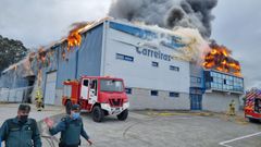 Incendio en la nave industrial de Distribuciones Carreiras, en Cervo