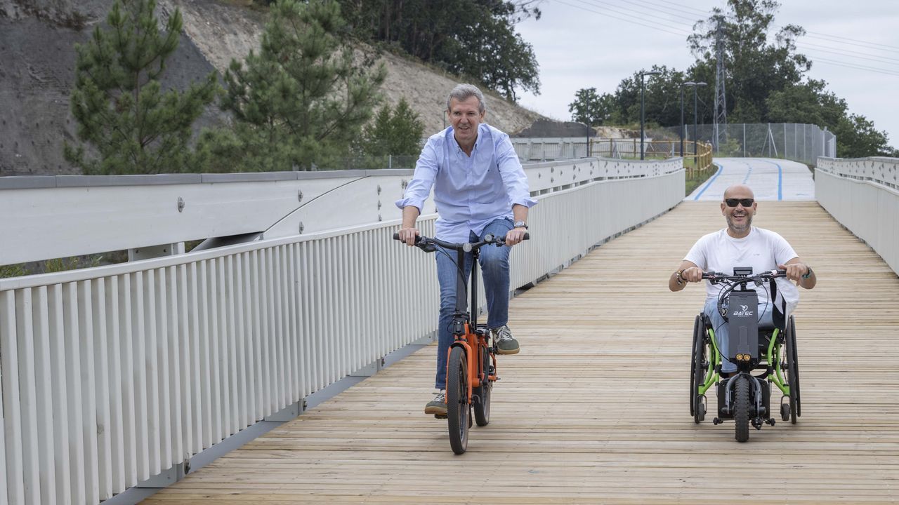 Las im�genes del eclipse total de sol en Galicia.Alfonso Rueda, presidente de la Xunta, recorri� un tramo de la senda en bici con Anxo Queiruga, presidente de Cogami