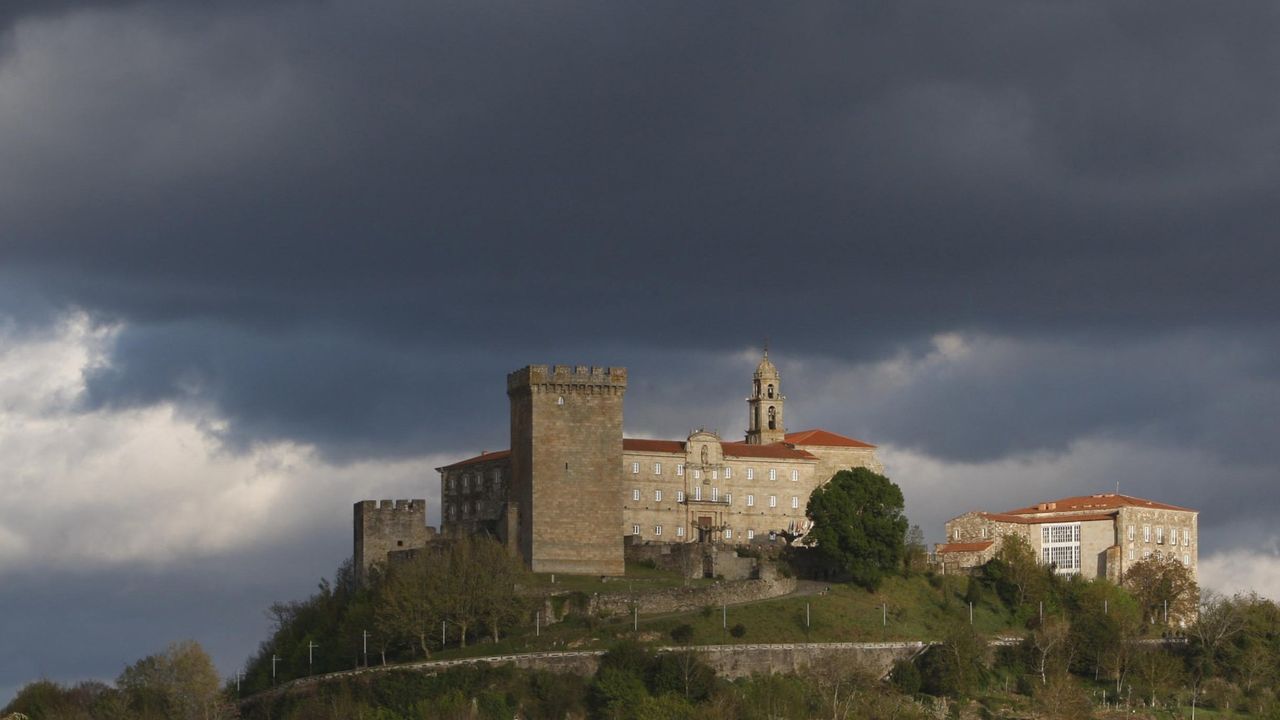 Mondoedo ya tiene apartamentos tursticos y alberguenuevos.La torre estar iluminada con el logo del Xacobeo 2022 desde el jueves hasta el 2 de enero