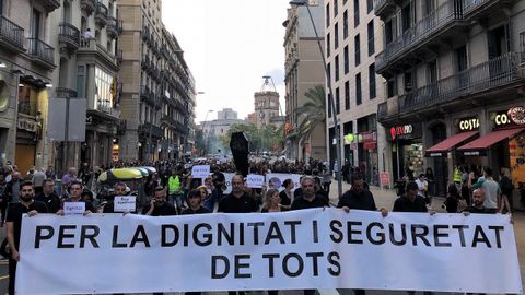 Los cerca de 5.000 mossos que se manifestaron por el centro de Barcelona se cruzaron aplausos con sus compaeros de la jefatura de la Polica Nacional