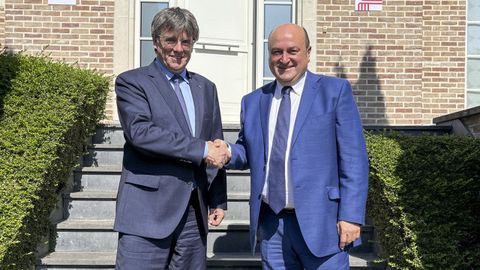Andoni Ortuzar saludando a Carles Puigdemont en el marco de la reunión entre ambos que tuvo lugar en la residencia del expresidente catalán en Bélgica.