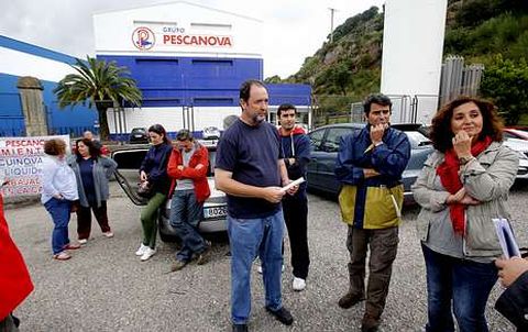 <span lang= es-es >De Andaluca a Chapela. </span>Trabajadores de la filial Acuinova se concentraron en la sede del grupo para denunciar 25 despidos en las plantas de Huelva y Cdiz. Pescanova no permiti fotografiar la junta. 