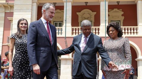 Felipe VI y la reina Letizia con el presidente de Angola y su esposa en la visita oficial realizada al país
