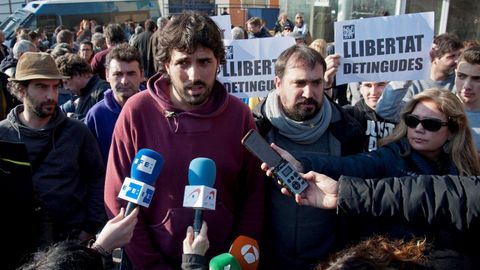 Los alcaldes de Verges, Ignasi Sabater (izquierda), y de Celr, Dani Conell, atienden a la prensa despus de su liberacin