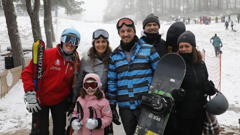 Una familia a punto de subir en el telesilla a las pistas para disfrutar de una jornada de esquí
