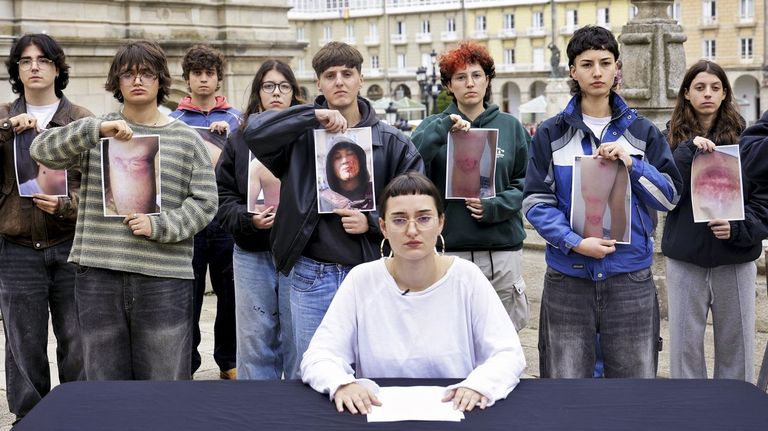 ¿Quiénes son los jóvenes con banderas rojas de la protesta contra Vox?