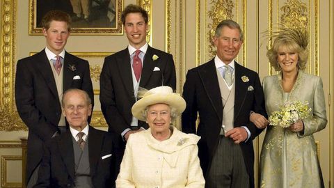 Isabel II de Inglaterra, en abril del 2005, tras el enlace matrimonial de su hijo, el príncipe Carlos, con Camilla Parker Bowles, solo unas semanas antes de cumplir 80 años. En la fila superior, de izquierda a derecha: sus nietos, el príncipe Guillermo y el príncipe Enrique; su primogénito Carlos y Camilla Parker Bowles. Sentado al lado de la reina, su esposo, el duque de Edimburgo