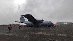 El avin Hrcules C130 se encarg de llevar a la tripulacin a bordo del Hesprides hasta Punta Arenas, en Chile
