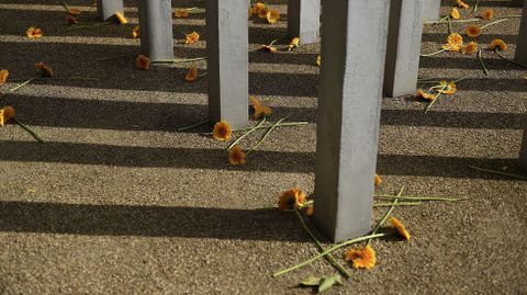 Vista de las flores depositadas por los familiares de las vctimas de los atentados de Londres del 2005 en Hyde Park.