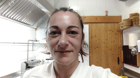 Eva Mara Iglesias, en la cocina del restaurante de O Grove donde trabaja este verano. 