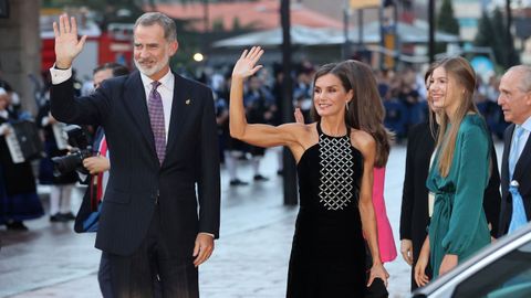 El rey Felipe VI y la reina Leticia a su llegada a Oviedo para presidir el tradicional concierto de los Premios Princesa de Asturias