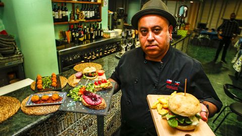 Carlos Palomero muestra algunos de los platos que aprendió estudiando en Turquía y que de momento están teniendo muy buena acogida entre los clientes de su establecimiento en Noia.