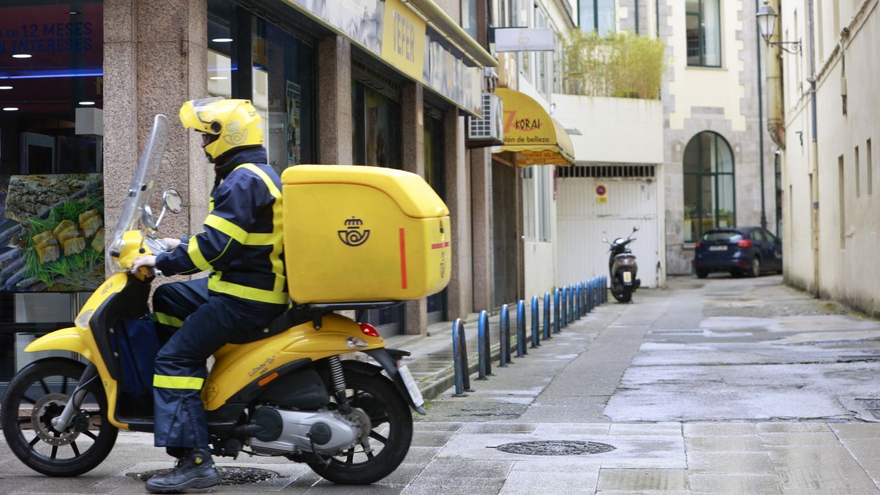 Polticos sonrientes, pulpo y tazas de vino en las fiestas de la Ascensin de Santiago.Un trabajador de Correos, en Lugo