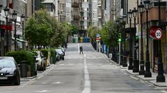 Imagen de una calle casi desierta en Vigo