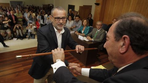 scar Patio toma el bastn de mando.Oscar Garca Patio nuevo alcalde de Cambre.