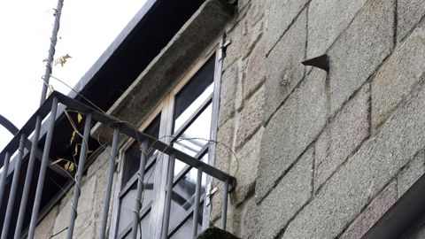 Gnomon situado en la fachada del Instituto Camões, en el Casco Vello de Vigo
