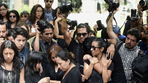 Varios familiares del fotoperiodista asesinado Ruben Espinosa le lloran a su llegada al cementerio Dolores en Ciudad de Mxico