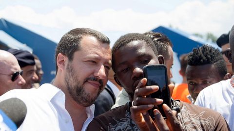Matteo Salvini, viceprimer ministro y titular de Interior, se hace una foto con un inmigrante durante su visita a un campamento en la regin de Calabria