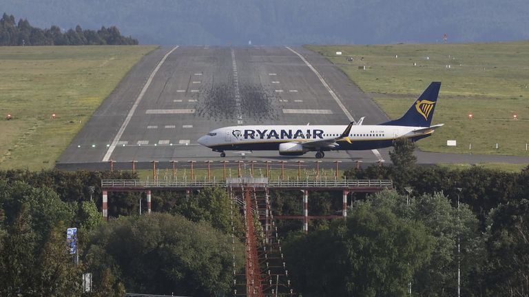 Ryanair vuelve a recortar rutas en Santiago pese a perder 123.000 usuarios en solo dos meses