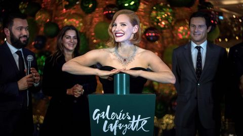 La actriz Jessica Chastain aprieta el botn que enciende las luces de Navidad en las Galeries Lafayette de Pars