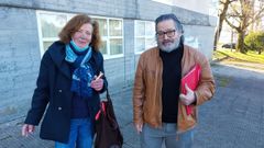 Rosa Snchez y Manuel Posada acudieron a la delegacin de Hacienda de Carballo 