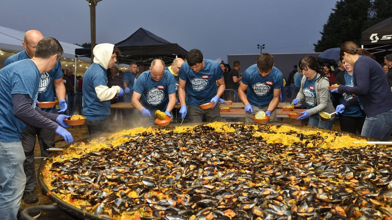 Ruta de las cascadas de Quiroga.El equipo organizador sirve la gran paella en Cortegada 2025.