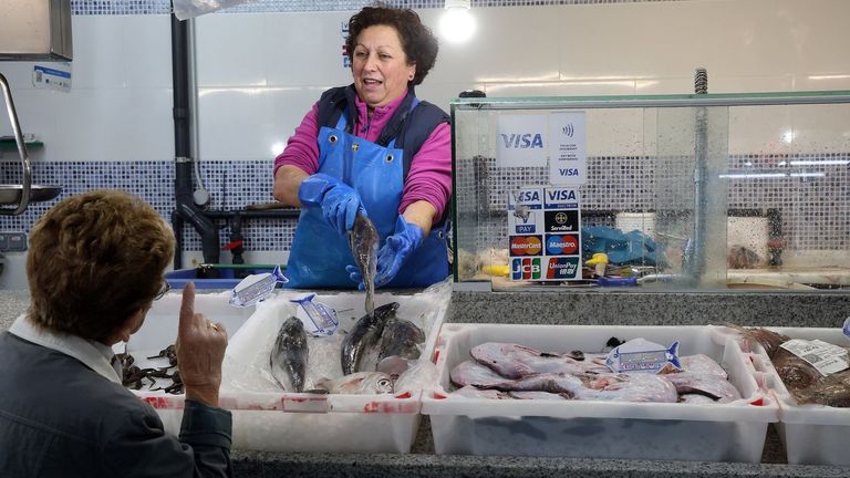 Pescaderos animan a congelar ya para sortear precios excesivos en Navidad