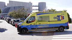 Una ambulancia, en los accesos al hospital Montecelo, en Pontevedra