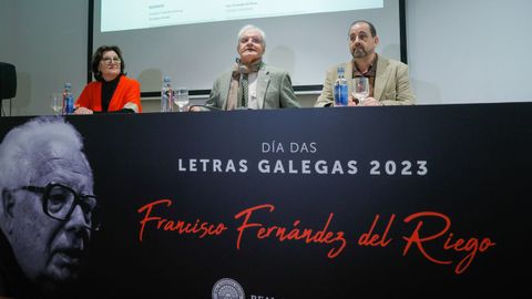 Fina Casalderrey, Víctor F. Freixanes e Henrique Monteagudo, na presentación do programa de actos que a RAG promove polo Día das Letras dedicado a Fernández del Riego, na Fundación Seoane.
