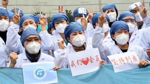 Trabajadores sanitarios celebrando el cierre de uno de los hospitales temporales de Wuhan 