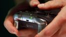 Una persona comprueba el nuevo mando inalmbrico Elite de Xbox