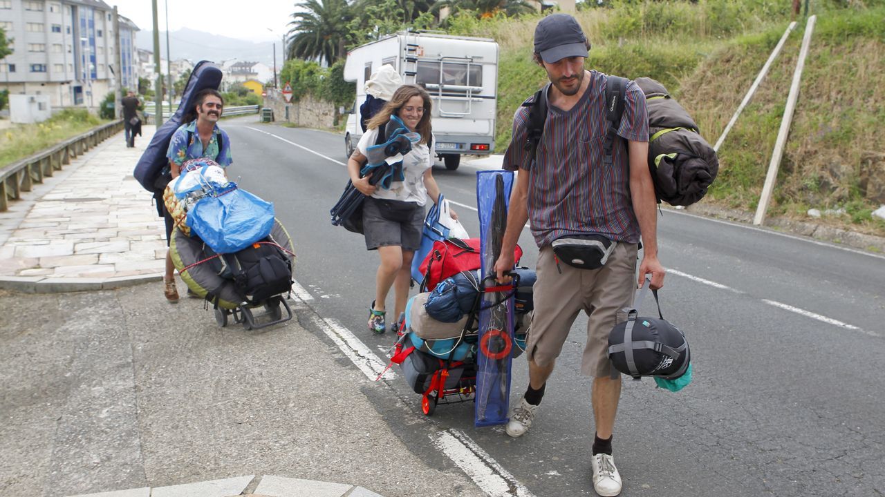 Los festivaleros ya han empezado a desfilar hacia la zona de acampada, en Morouzos