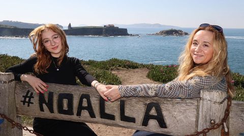 Noalla Vila y su madre Marta Camacho en la playa de A Lanzada, en Noalla, Sanxenxo