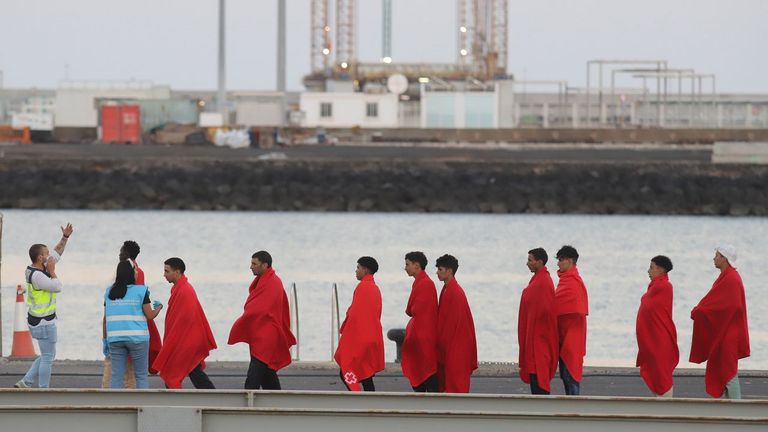 Llegada al puerto de Arrecife de un grupo de hombres y mujeres de origen magrebí y subsaharianos rescatados a unos 24 kilómetros de Lanzarote
